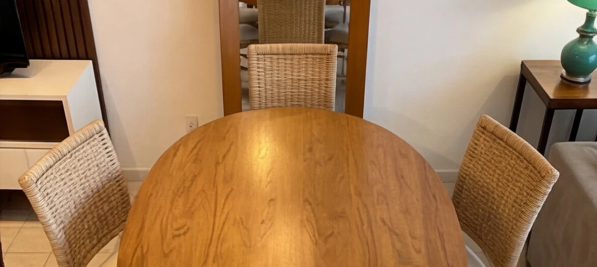 Comedor a medida con mesa redonda de madera maciza - Zimmerman Muebles