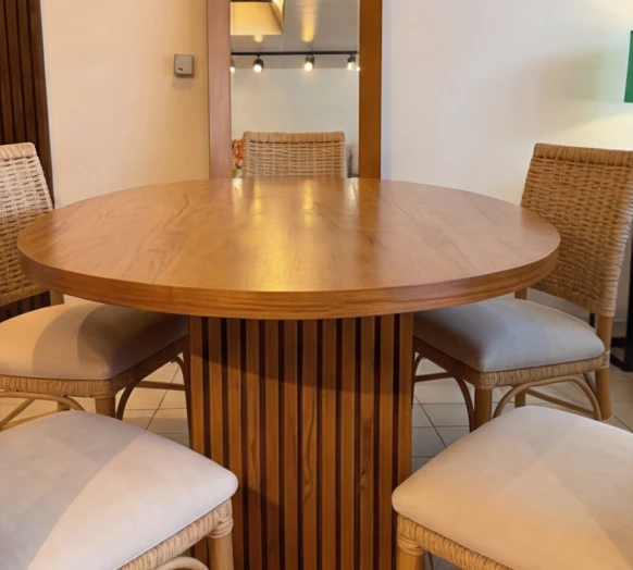 Comedor a medida con mesa redonda de madera maciza - Zimmerman Muebles