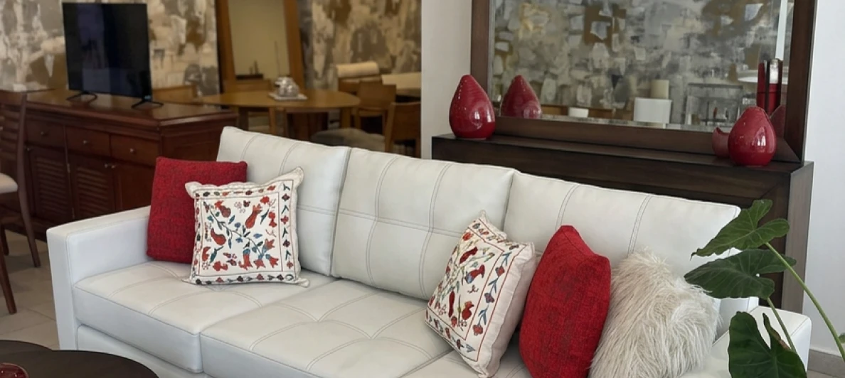 Living completo a medida en Tucumán con sofá, mesa ratona y mueble TV - Zimmerman Muebles